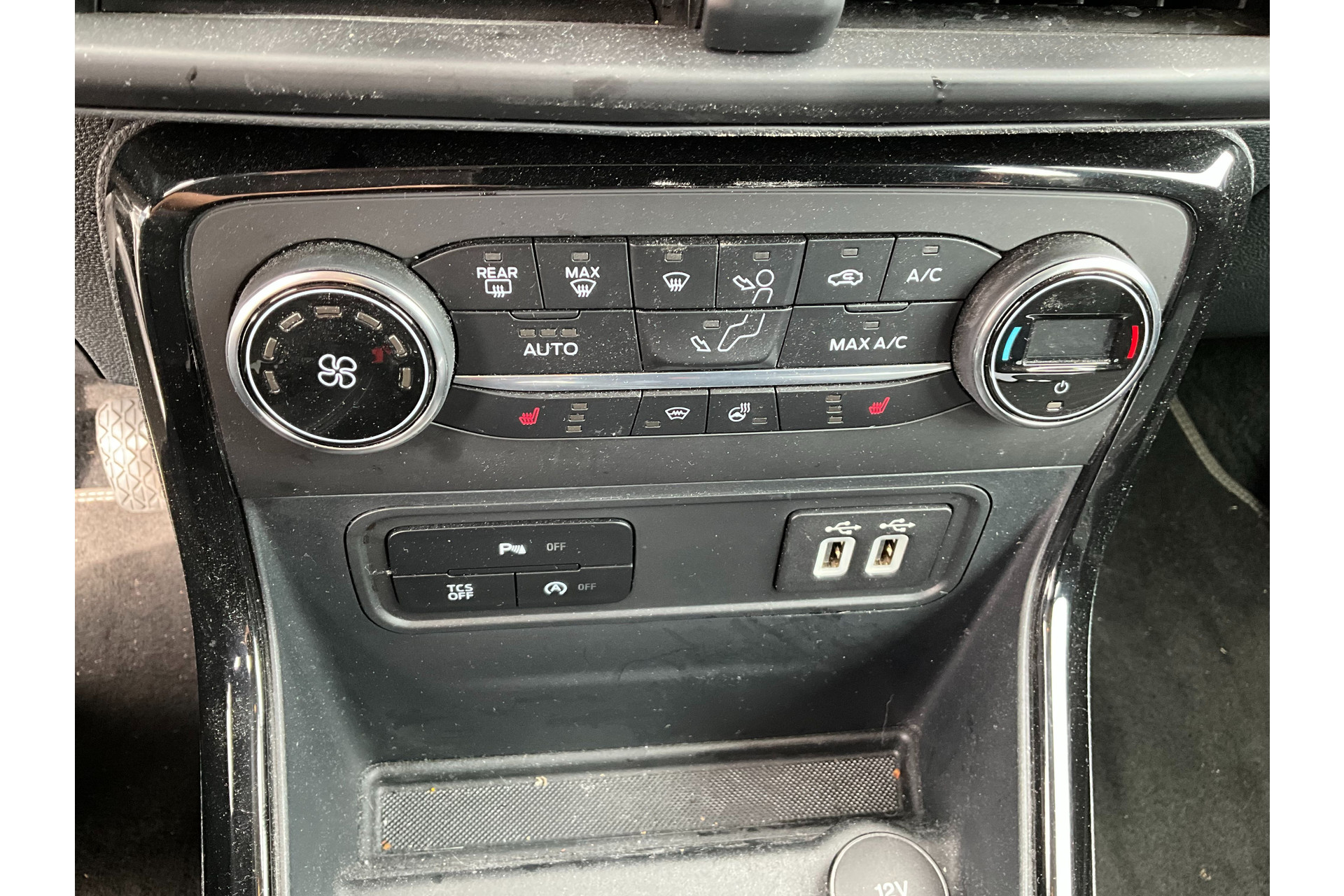 47298800-8.jpg