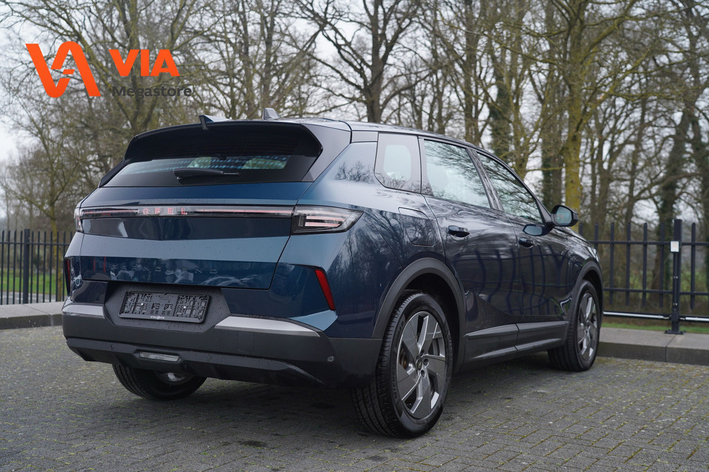 52241633-2.jpg