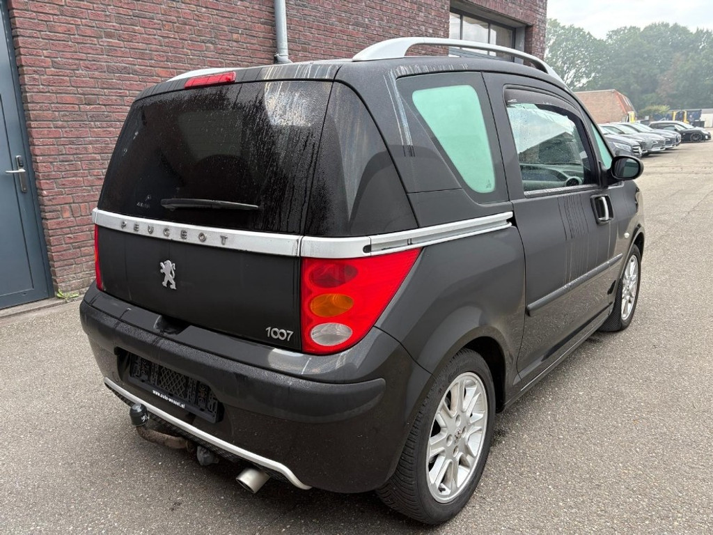 57220600-2.jpg